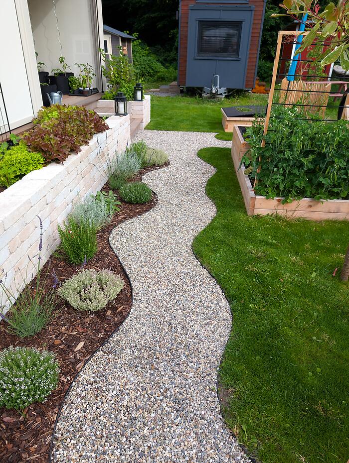 Gartenweg zu einem Tiny House