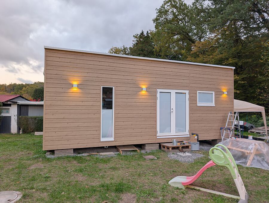 Tiny House Außenansicht mit Beleuchtung am Abend