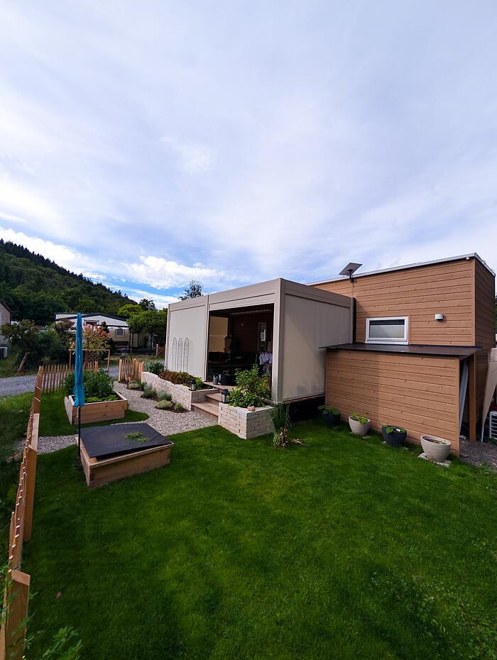 Tiny House Außenansicht mit Bergpanorama