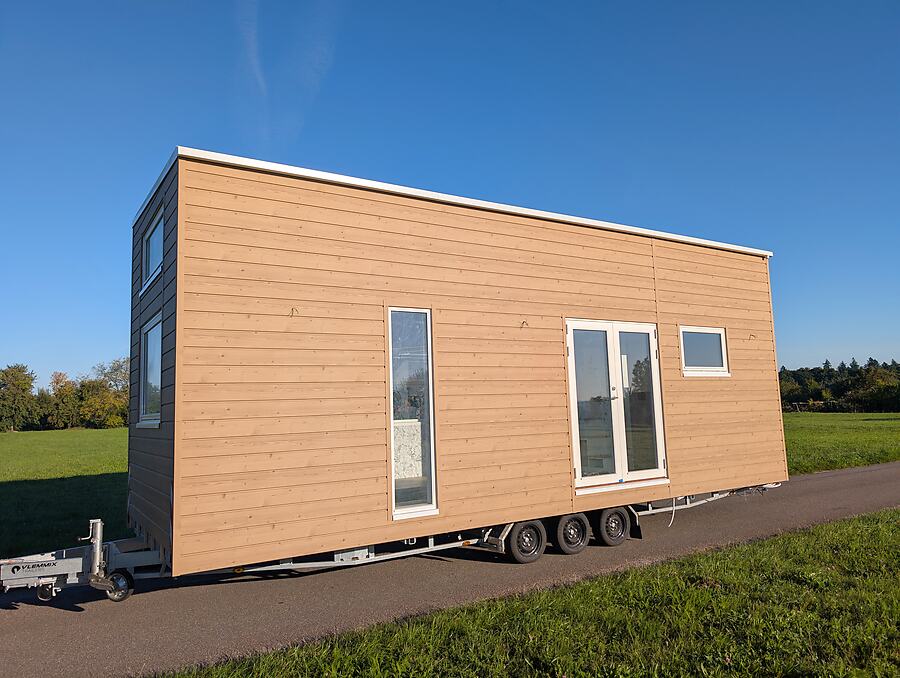 Fertiges Tiny House, Außenansicht bei Tag