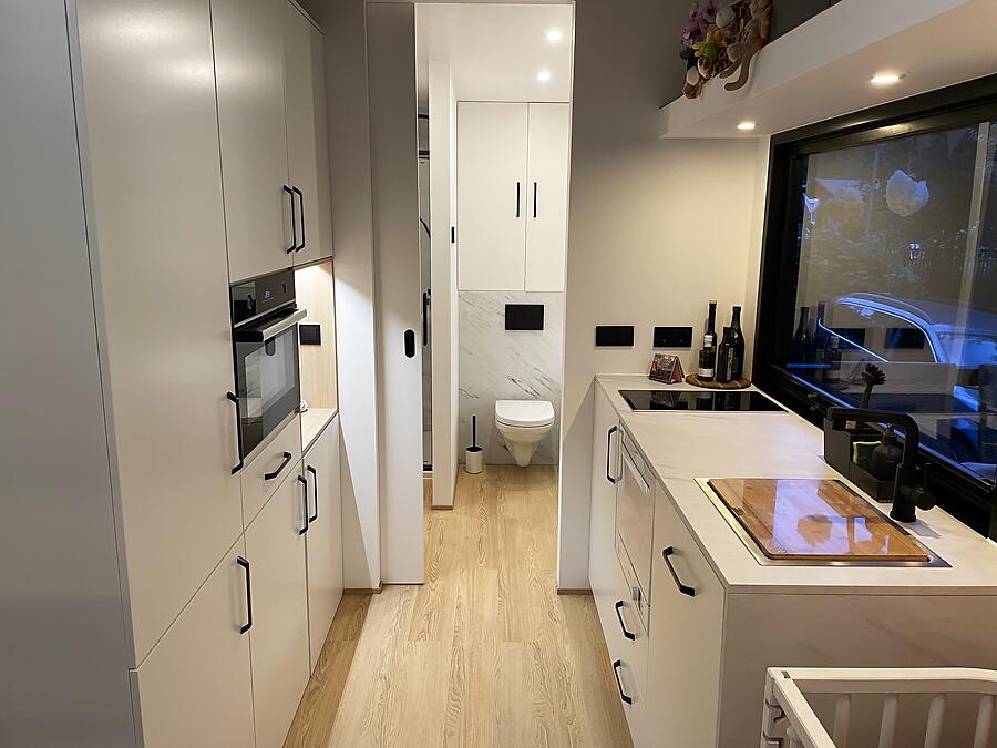 Kücheninnenraum eines Tiny Woods Tiny House