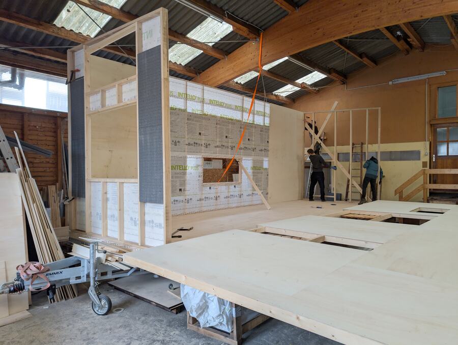 Rohbau eines Tiny House, Wandaufbau in der Werkstatt