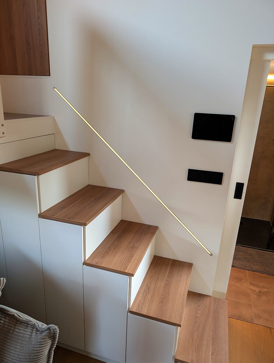 Treppe zur Schlafebene mit Stauraum