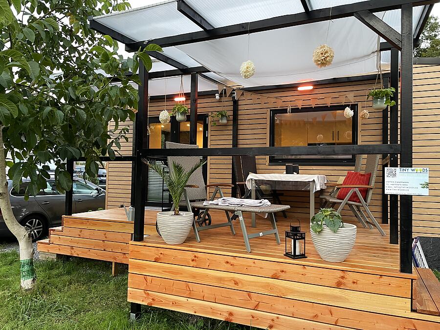 Terrasse eines Tiny Woods Tiny House